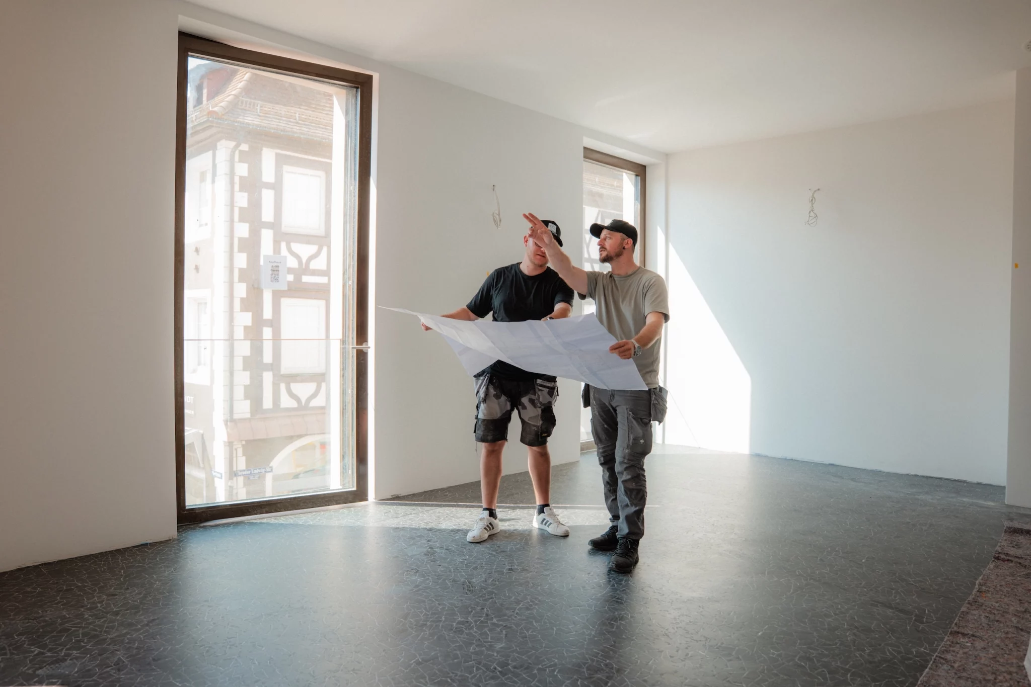 Thomas und Konstantinos Nikollas von Alexandros Giorgis besprechen die Pläne einer Altbausanierung in Freiburg