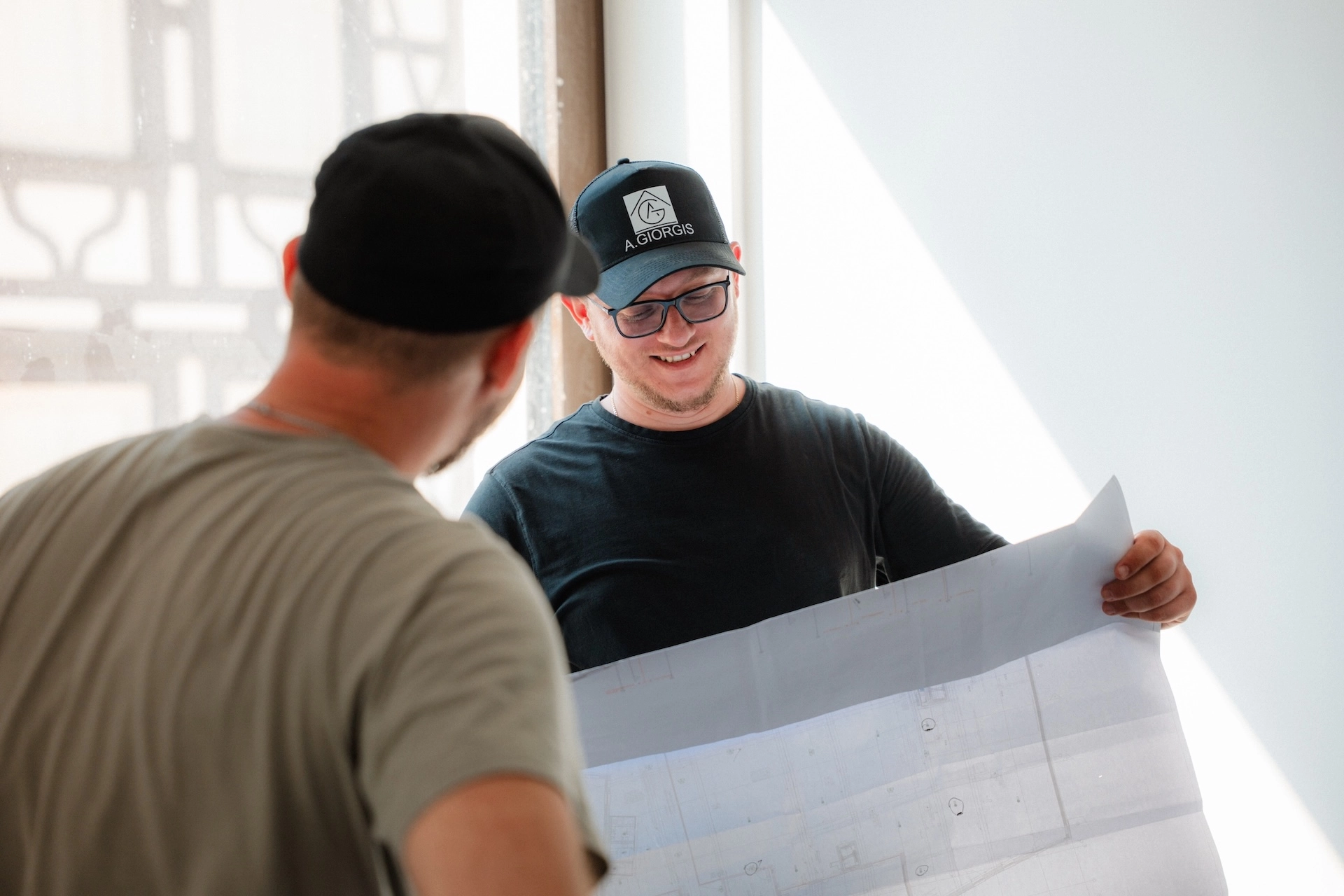 Thomas und Konstantinos Nikollas von Alexandros Giorgis besprechen die Pläne einer Altbausanierung in Freiburg