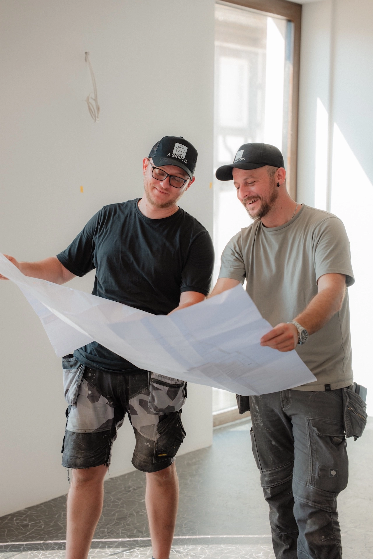 Thomas und Konstantinos Nikollas von Alexandros Giorgis besprechen die Pläne einer Altbausanierung in Freiburg