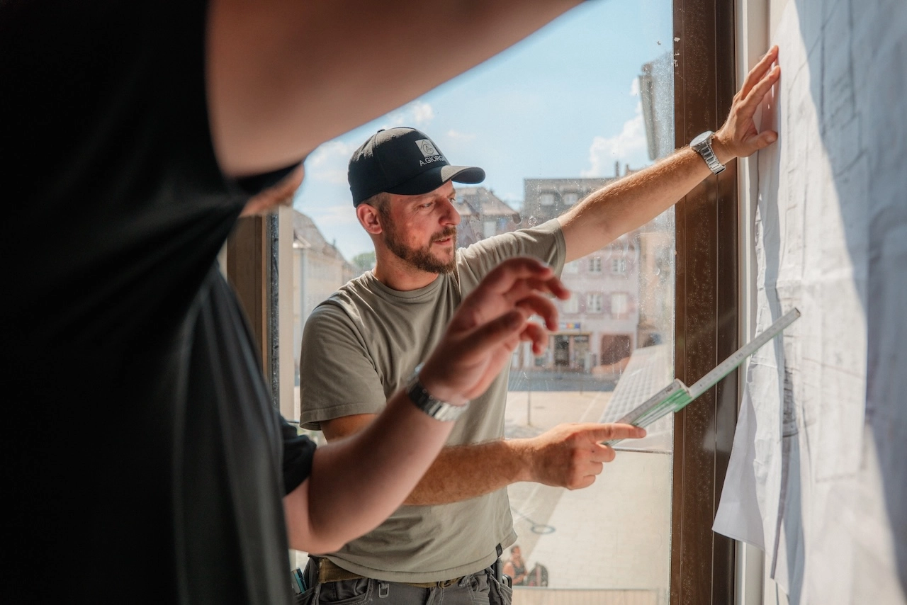 Thomas und Konstantinos Nikollas von Alexandros Giorgis besprechen die Pläne einer Altbausanierung in Freiburg
