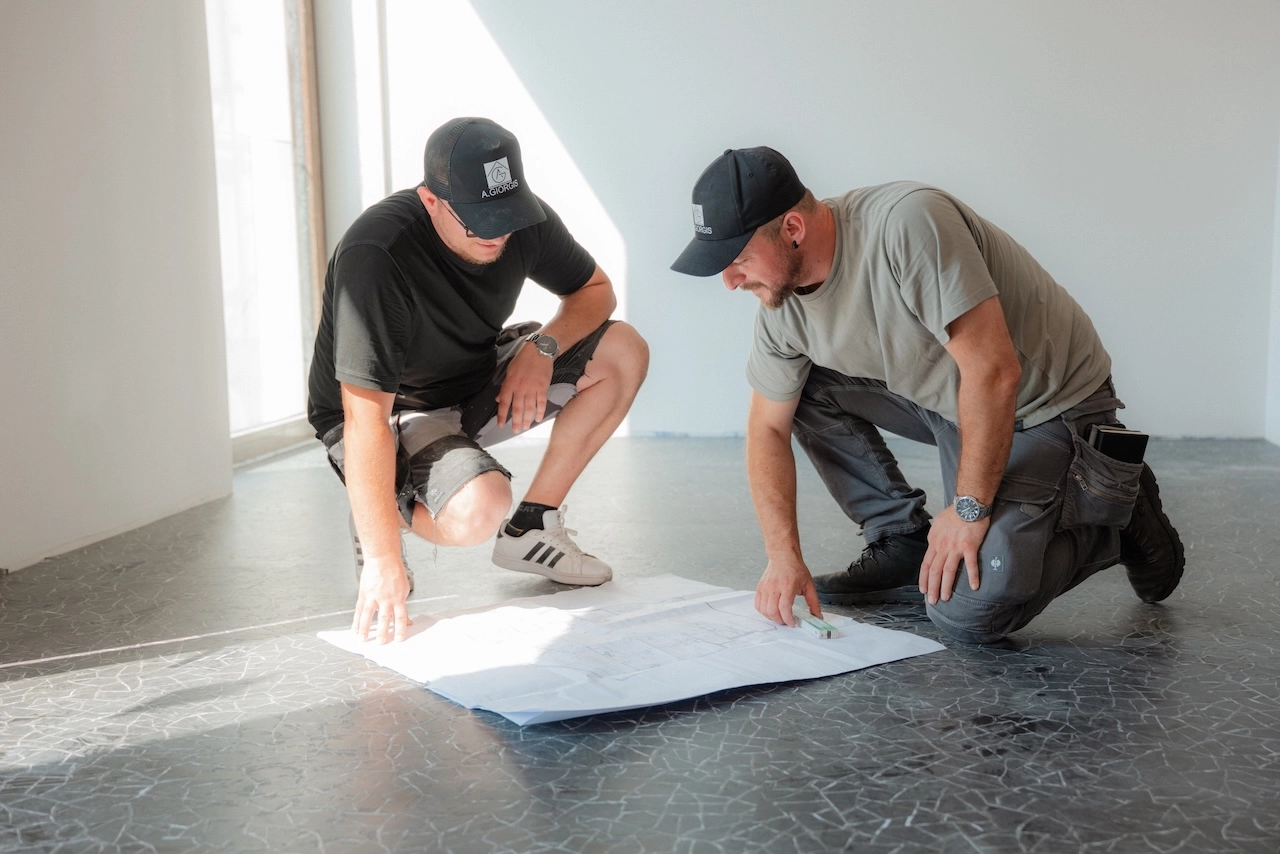 Thomas und Konstantinos Nikollas von Alexandros Giorgis besprechen die Pläne einer Altbausanierung in Freiburg