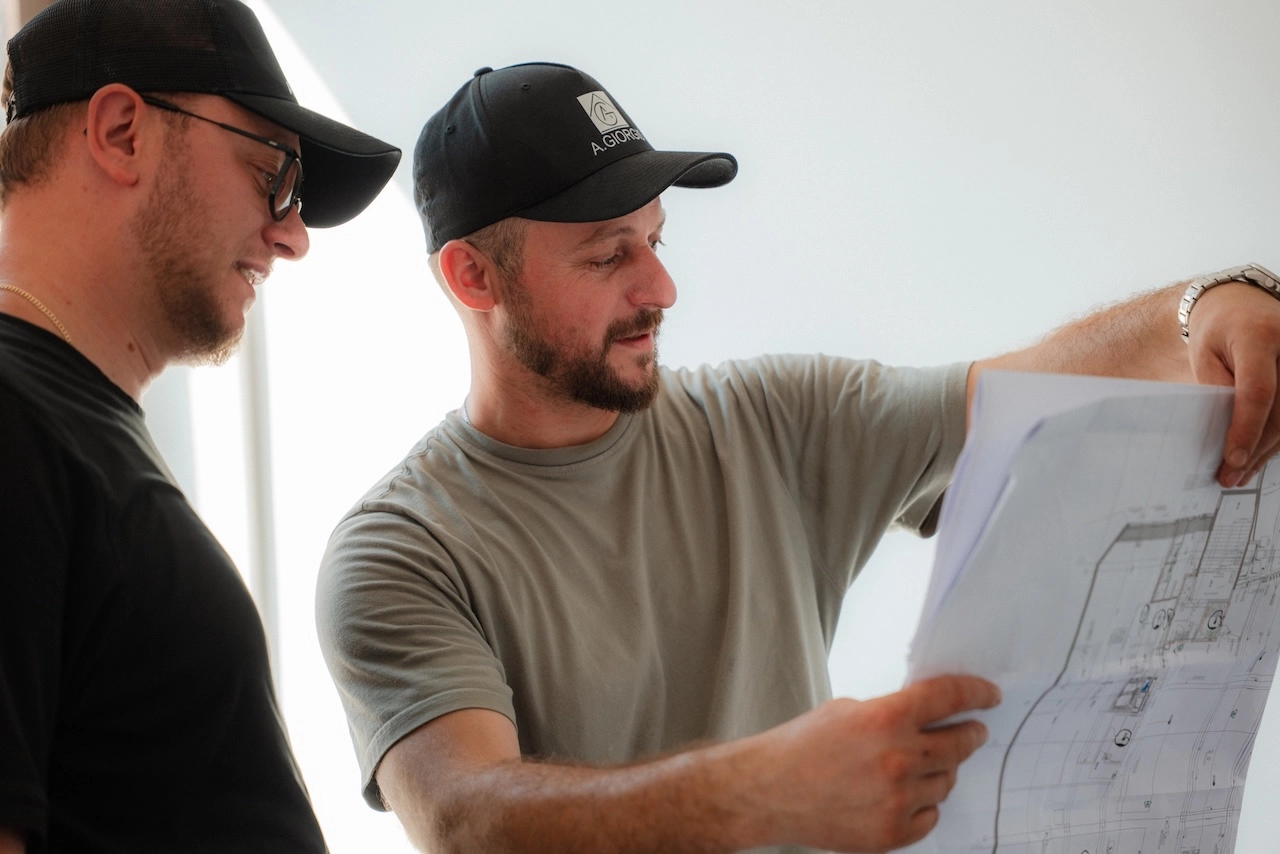 Thomas und Konstantinos Nikollas von Alexandros Giorgis besprechen die Pläne einer Altbausanierung in Freiburg