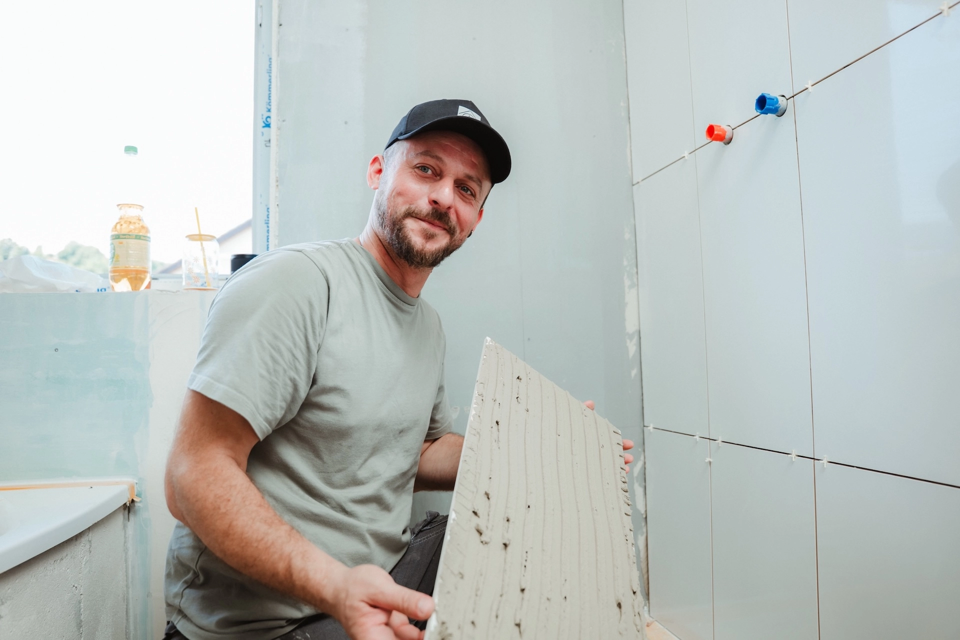 Thomas Nikollas von Alexandros Giorgis bei einer Badsanierung in Freiburg am Fliesenlegen