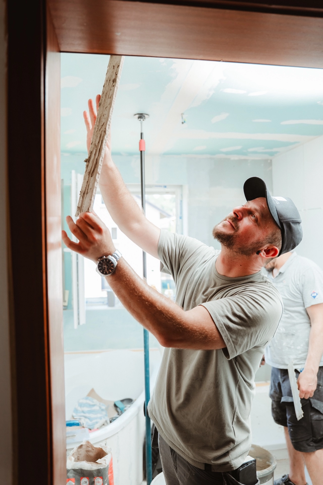 Thomas Nikollas von Alexandros Giorgis bei einer Badsanierung in Freiburg