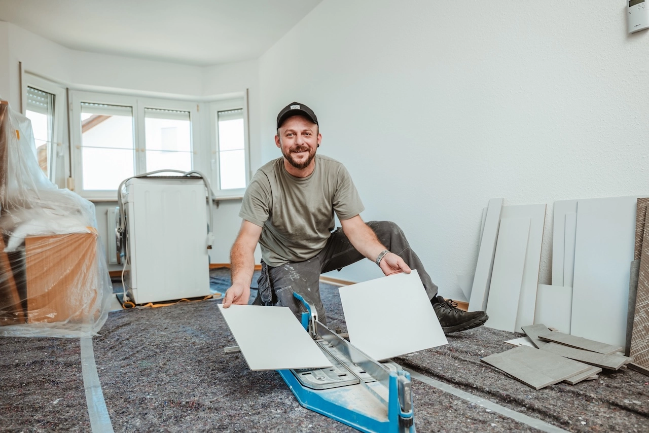 Thomas Nikollas von Alexandros Giorgis in Freiburg bei der Arbeit im Handwerk