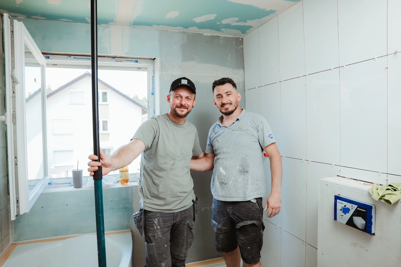 Thomas Nikollas von Alexandros Giorgis mit einem Sanitaer-Partner bei einer Badsanierung in Freiburg