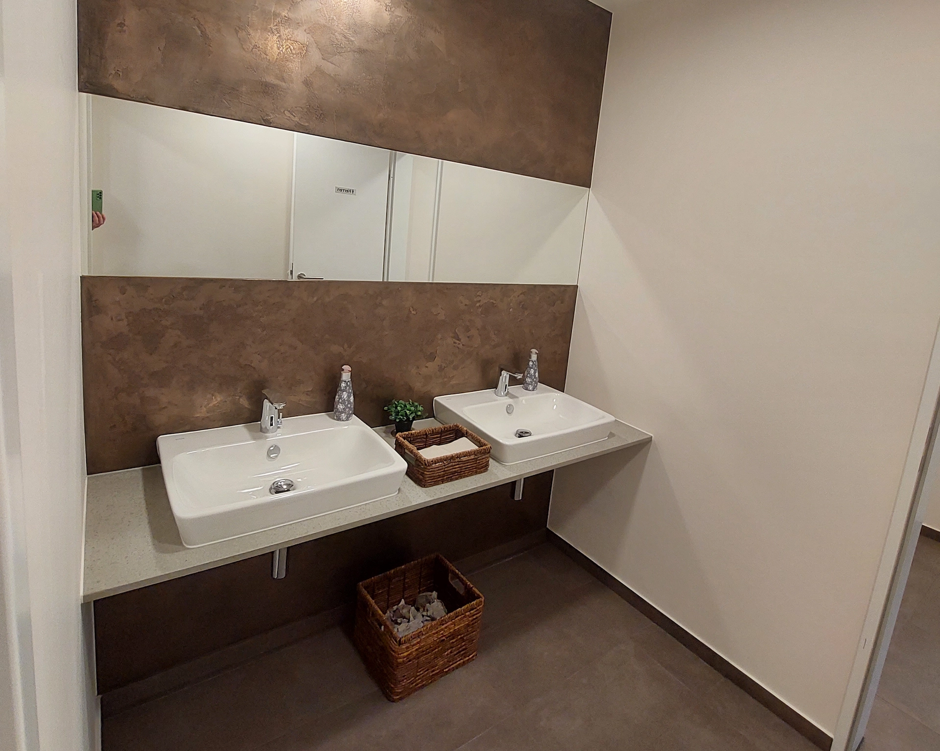 Schoenes hochwertiges Bad in einem Buero nach Badsanierung von Alexandros Giorgis in Freiburg