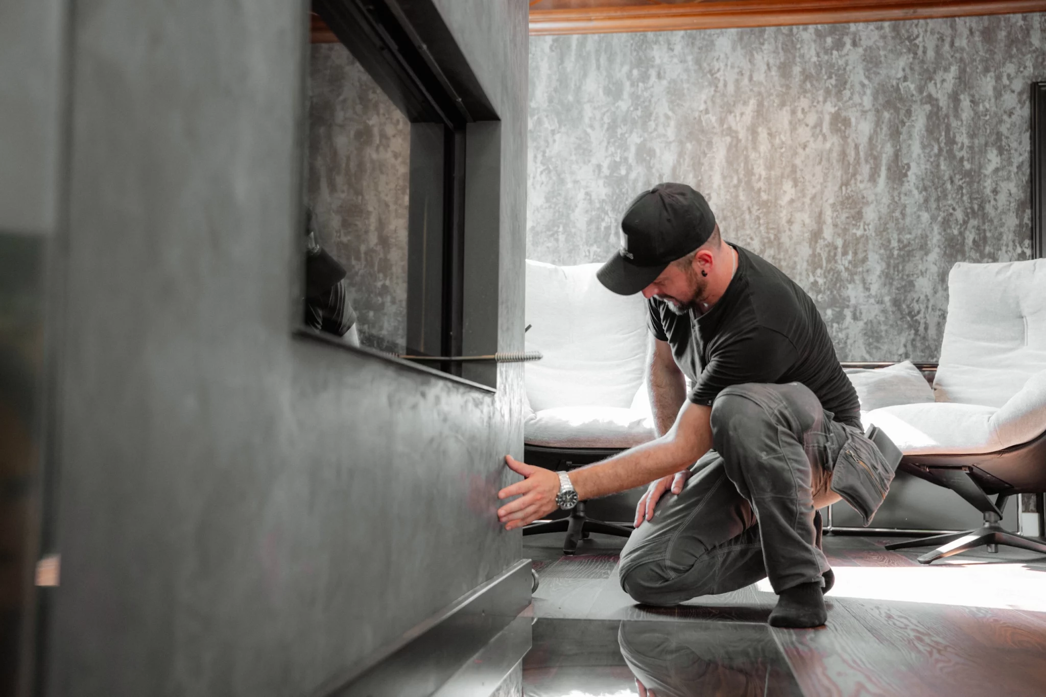 Thomas Nikollas von Alexandros Giorgis installiert hochwertiges Metall-Design als Kamin-Verkleidung in einer Altbauwohnung in Freiburg